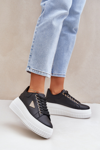 Stylische Sneakers auf einer massiven Plattform schwarz-weiß Vallexia