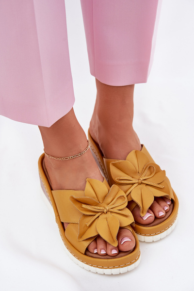 Sandales en cuir pour femmes à talon compensé avec fleur décorative Artiker 52C0504 jaune