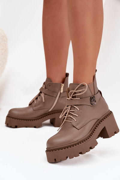 Leder Damenstiefeletten auf Keilabsatz mit dekorativem Riemen gefüttert Zazoo 60557 dunkelbeige