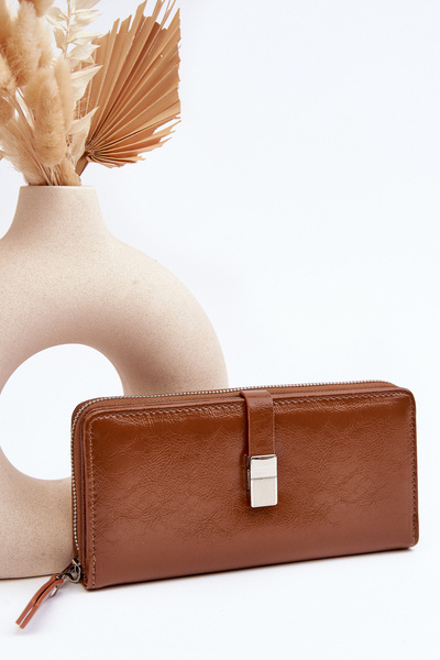 Portofel pentru femei din piele lacuită cu închidere magnetică maro Nereva Bielia