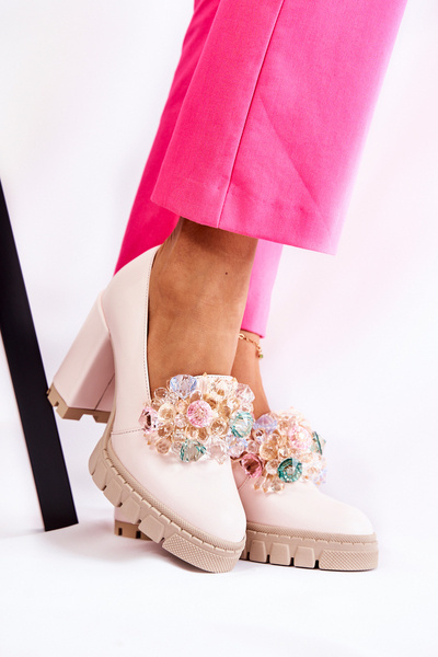 Elegáns pumpák díszítéssel, sima világos rózsaszín Caterine-nel