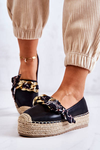 Espadrilles din piele feminină cu un lanț negru fantezie