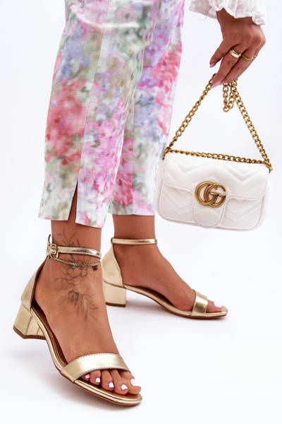 Leder Sandalen Mit Glatter Keilabsatz Gold Inspire Me!