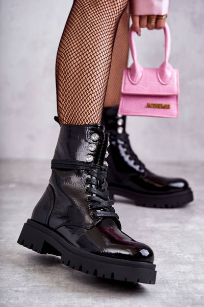 Moteriški lakuoti batai darbininkams su ornamentais, juodi gesinai