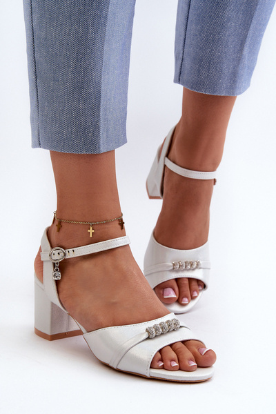 Sandales en cuir écologique pour femmes avec talon et décorations argentées Narhi