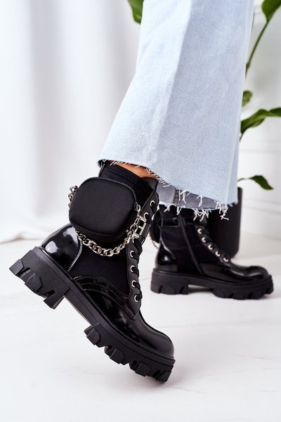 Bottes isolées avec un sac à main noir Obtenez le look