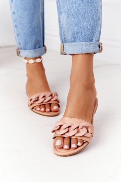 Papuci din piele cu un lanț de cămilă pas cu pas