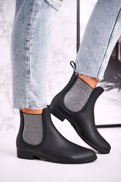Mattschwarze und silberne Damen-Gummistiefel von Answear