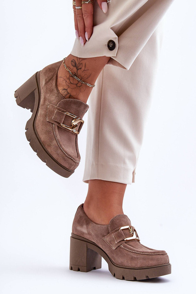 Elegante Schuhe auf einer Säule mit einer goldenen Dekoration Dunkelbeige Harmell