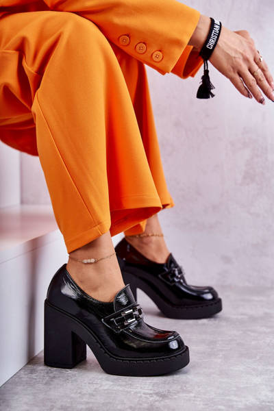 Lackierte Schuhe an einem massiven Pfosten Schwarze Jaime