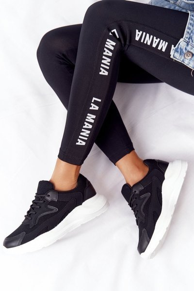 Adidași pentru femei pe o talpă de amăgire neagră