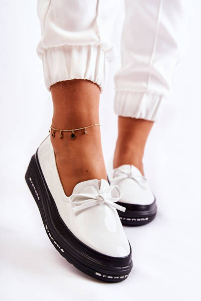 Lackierte Loafer für Damen mit Keilabsatz in Weiß mit Rüschen