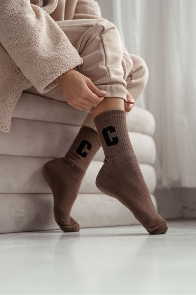 Chaussettes givrées pour femmes avec lettre C marron