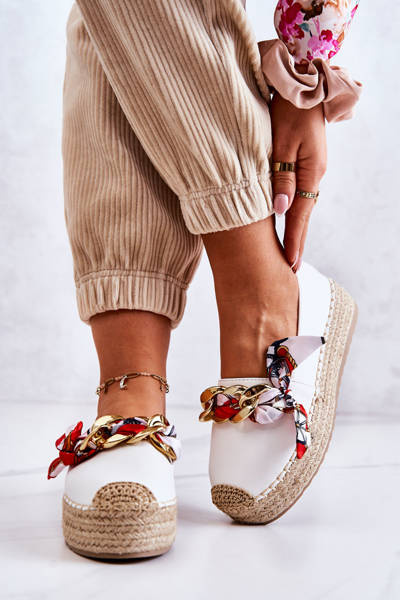 Espadrilles din piele pentru femei cu o fantezie albă în lanț