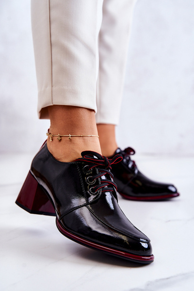 Chaussures laquées nouées sur poteau Esmera noir et rouge