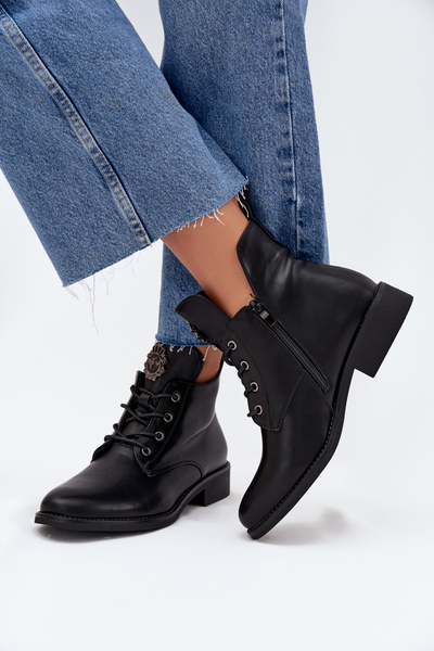 Bottines Basses Pour Femmes À Talon Plat Avec Détail Décoratif Isolées Noires Cylira