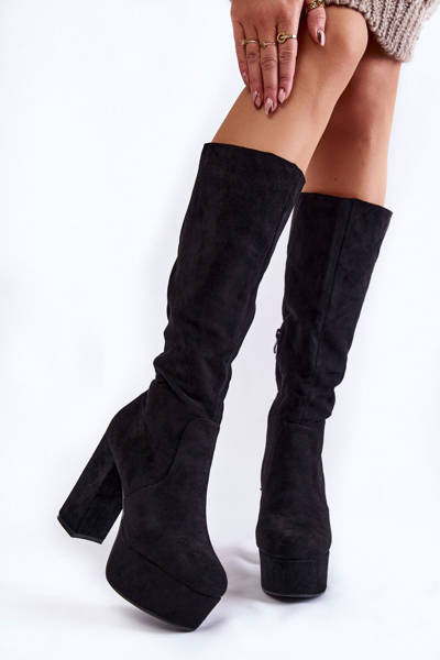 Wildlederstiefel auf einem massiven Absatz und einem Plateau schwarze Nevira