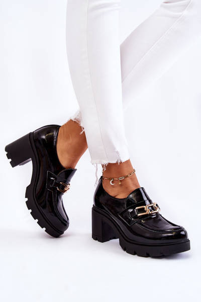 Chaussures laquées sur pilier avec ornement doré noir Mikeyla