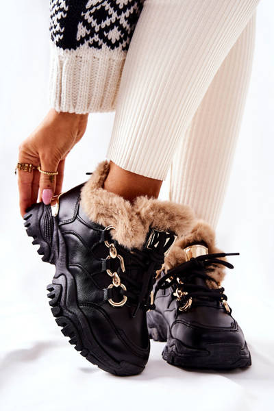 Chaussures de sport isolées en cuir noir brillant