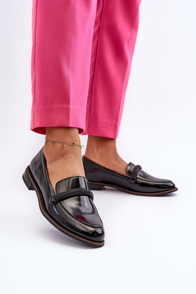 Damen Mokassins aus schwarzem Lackleder mit dekorativem Riemen Saosin