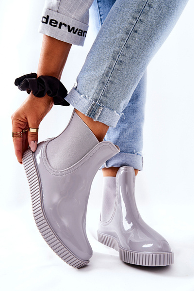 Bottes En Caoutchouc Brillant Galoches Sur Une Plateforme Cascade Grise