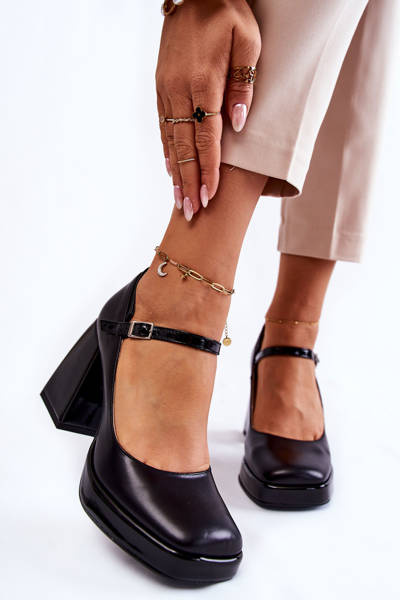 Leather Pumps On a massive heel Black Tina