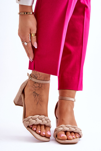 Wildleder-Sandalen mit hohen Absätzen und dekorativen Zöpfen in Beige Azela