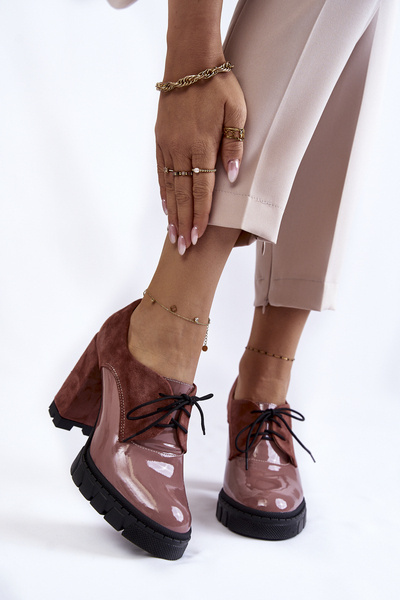 Modische Wildleder- und Lackstiefel auf dem Plateau pinkfarbenen Carisa-