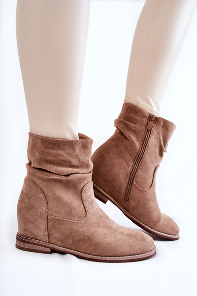 Bottes en daim à la mode sur un coin caché Beige Finney