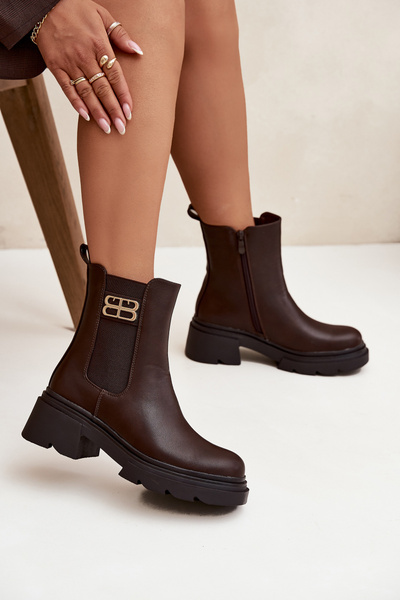 Bottes de femme à talon avec détail en or isolé marron Serene