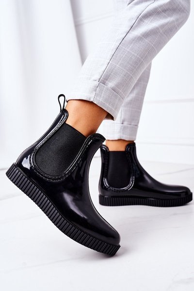 Bottes En Caoutchouc Brillant Galoches Sur Une Plateforme Cascade Noire