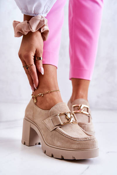 Elegante Schuhe auf einer Säule mit goldener Verzierung Hellbeiger Harmell