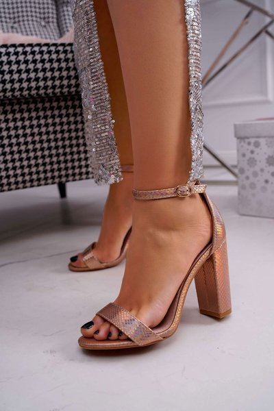 Moteriškos „stiletto“ sandalai, šviesūs benzininiai šampaniniai