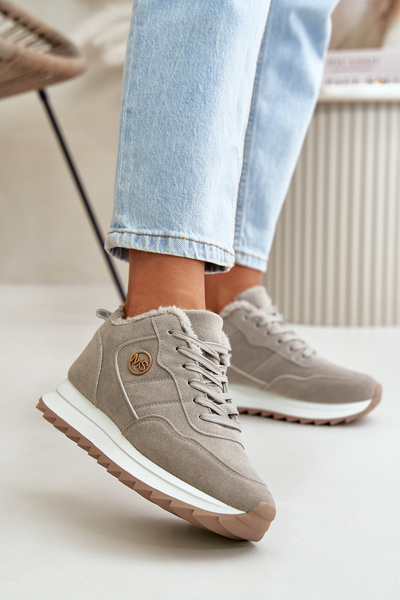 Isolierte Leder-Sportschuhe auf Plattform Grau Adite