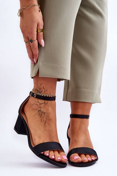 Sandales à Talons Bas en Satin Noir Juliette