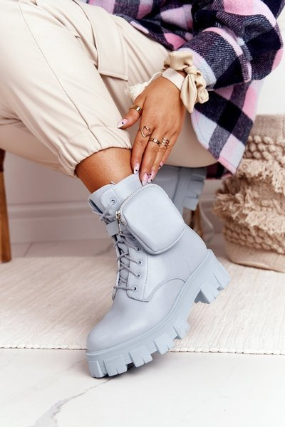 Bottes Pour Femmes Sur Une Plateforme Avec Un Sac À Main Bleu Samedi