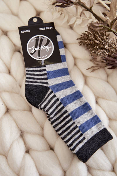 Klassische Kindersocken mit Streifen und Streifen Blau