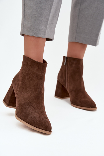 Bottines en daim naturel à talon bloc isolé marron Zazoo 3128