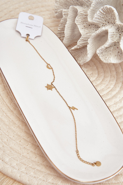 Knöchelarmband mit goldenen Anhängern