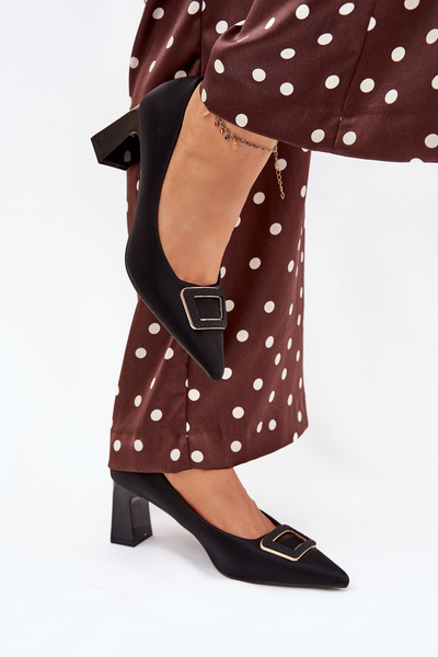 Kostiuminės bateliai su dekoratyvine sagtimi juodi Seriva