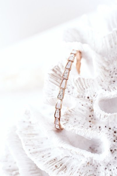 Bracelet en acier avec zircons cubiques et perle en or rose