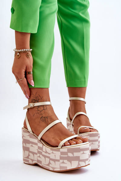 Madingi sandalai su pleištiniais smėlio spalvos raštais Claria