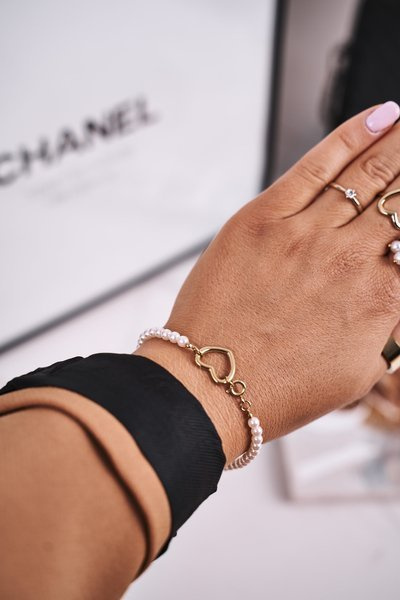 Női karkötő gyöngyökkel, arany szívvel, Kelly