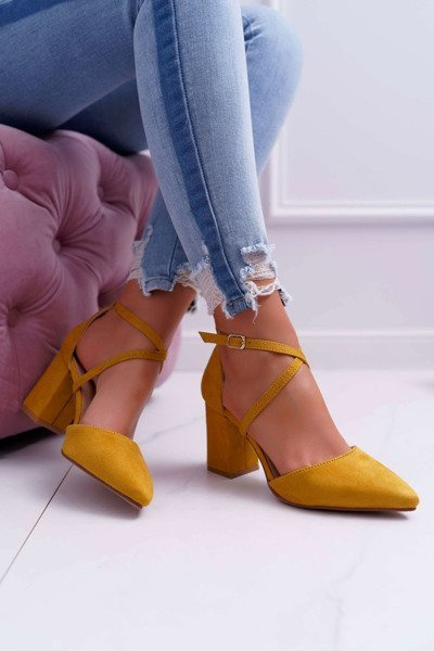 Femeile Stiletto pompează traficul galben