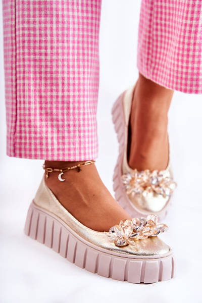 Leder Ballerinas auf einem Plateau mit einem Ornament Gold Ladette