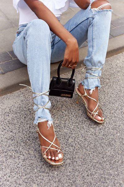 Gestufte Stiletto-Sandalen mit quadratischem Ausschnitt Gold Runway