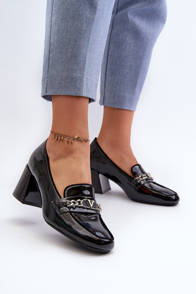 Schwarze Lack-Pumps mit niedrigem Absatz und Verzierung Makki