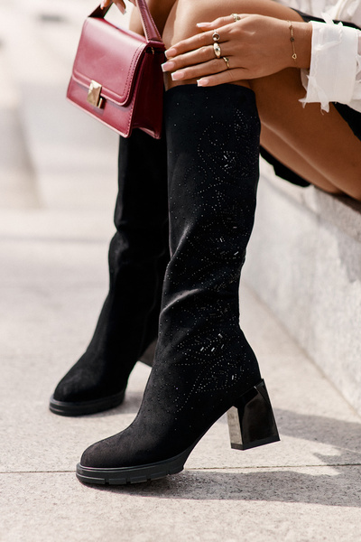 Bottes hautes décorées pour dames isolées sur le talon noir MR880-158