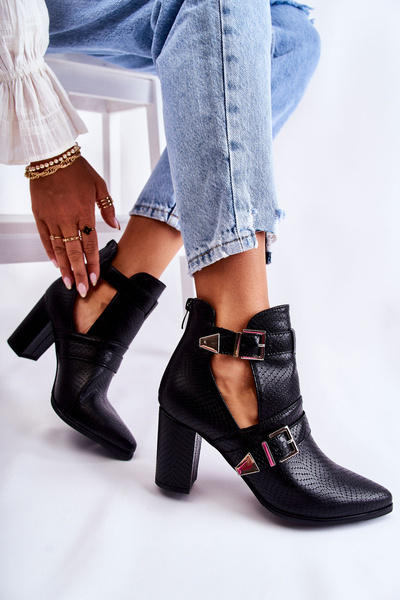 Bottes à la mode sur poteau avec découpes noires Suelo