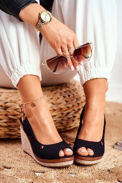 Sandales Sur Un Compensé Tressé Noir Tommy